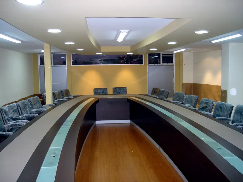 Banco Nacional de Fomento (2011): Mesa de directorio en madera con canto vivo y sillería ejecutiva
