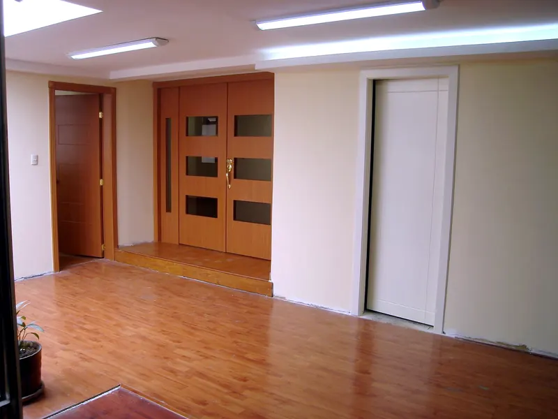 Banco Nacional de Fomento (2011): Puertas y revestimientos de auditorio