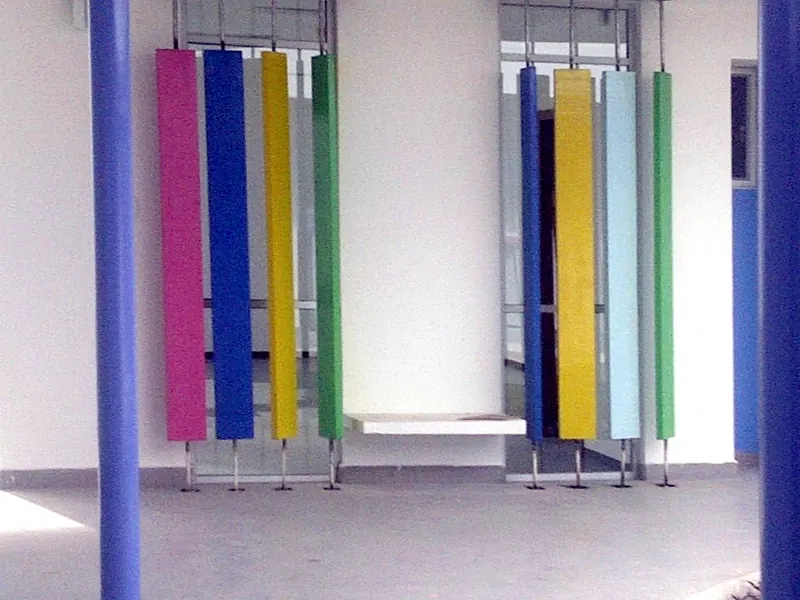 Centro Infantil del Buen Vivir (2013): Divisiones de baño en colores y equipamiento