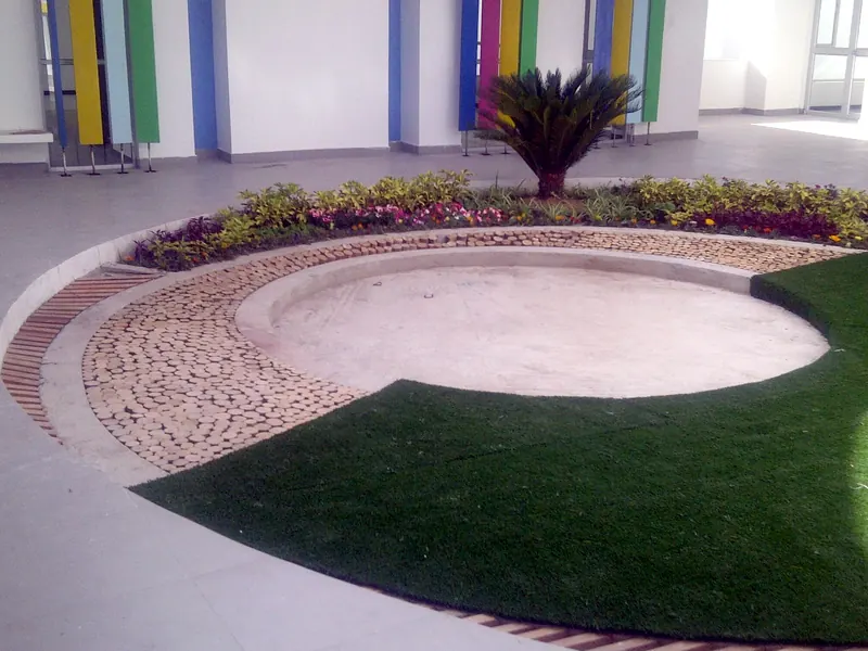 Centro Infantil del Buen Vivir (2014): Patio y áreas exteriores