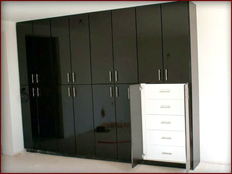 Residencia privada (2016): Clóset de piso a techo con cajonera central