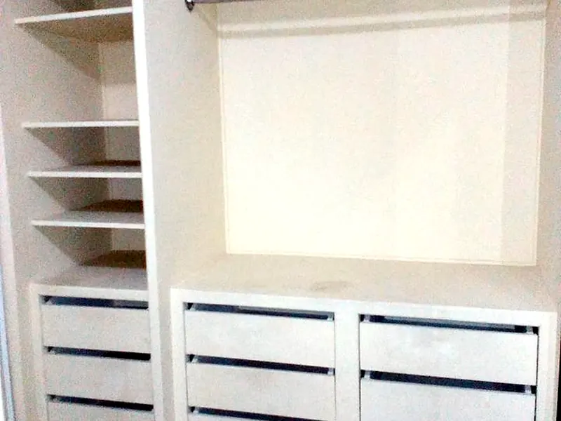 Residencia privada (2016): Interior de clóset con repisas y cajones