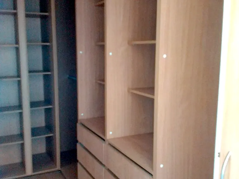 Residencia privada (2016): Vestidor con módulos abiertos