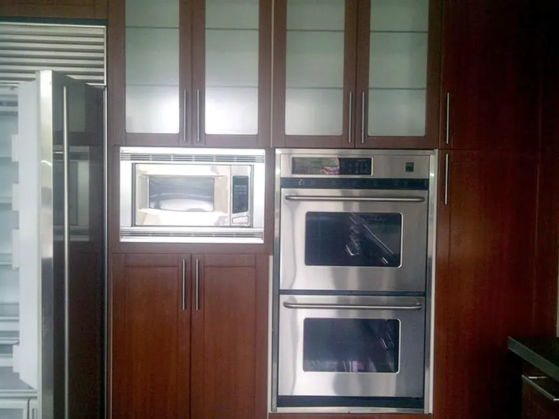 Residencia privada (2016): Cocina en melamina wengué con mesón de granito