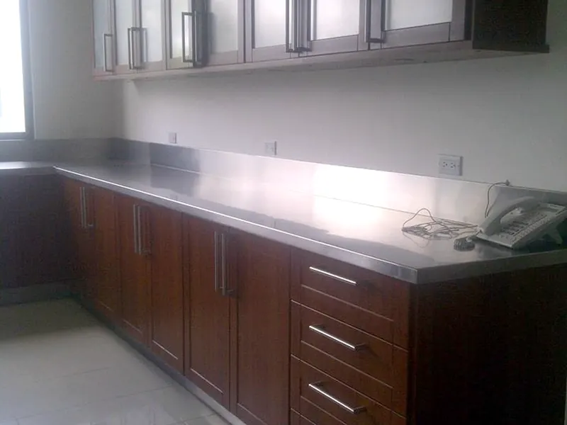 Residencia privada (2016): Cocina en L con muebles altos y bajos