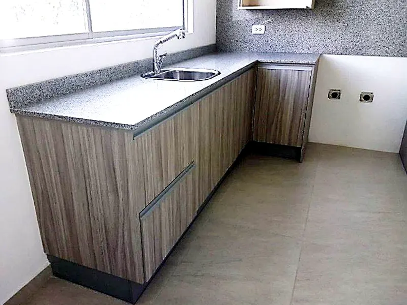 Residencia privada (2016): Mesón de cocina con desayunador