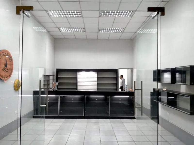 Local comercial (2019): Counter y estantería de exhibición en melamina
