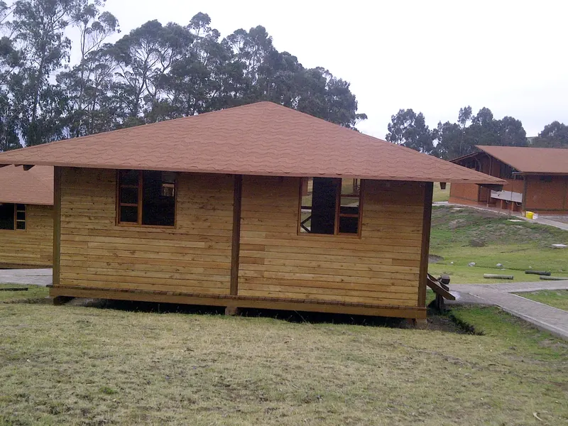 Cabañas Mojanda Cochasquí (2013): Construcción en madera para uso turístico