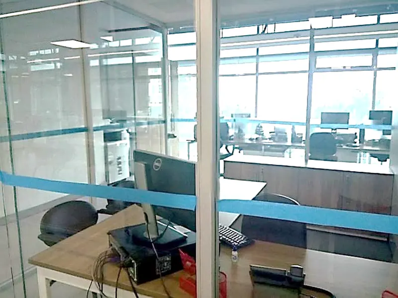 Oficinas corporativas (2016): Divisiones de vidrio y puestos de trabajo