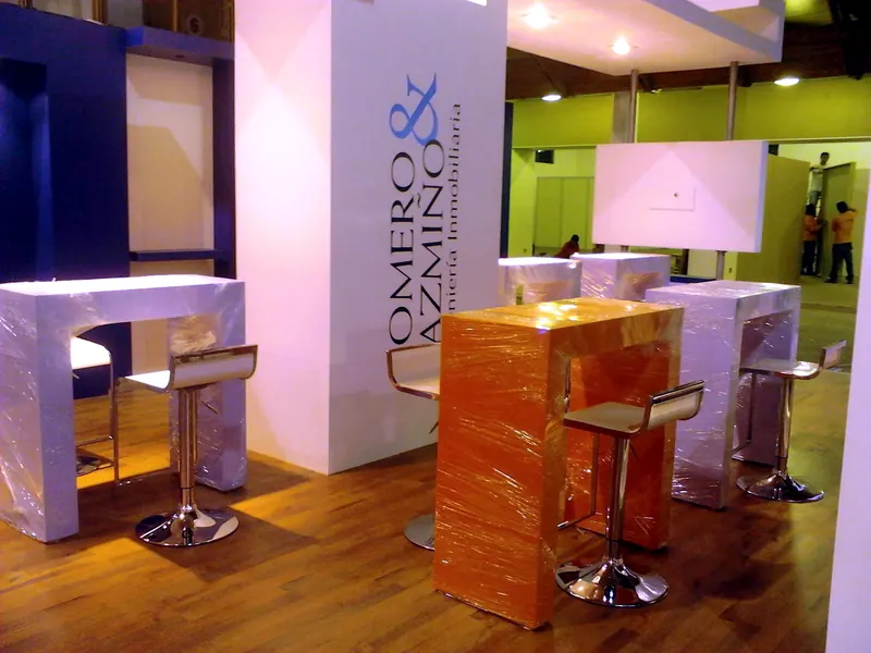 Romero & Pazmiño (2015): Stand de dos alturas con iluminación integrada